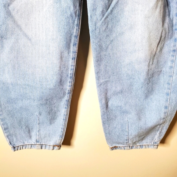Azucar Light Wash Pleat Front Loose Fit Barrel Leg Mom Denim Jeans - Picture 4 of 9